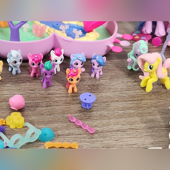 My Little Pony Mini World Magic Ultra Equestria Collection Playset & Accessories - Picture 4 of 7